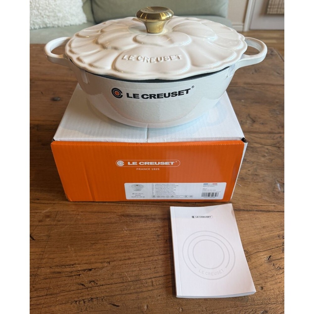 Le Creuset Enameled Cast Iron Round Petal Soup Pot 26 cm 4.5 qt White NEW NIB